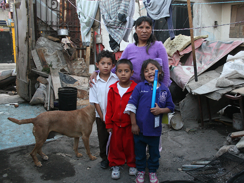 Mujeres mexiquenses viven el día a día con mil pesos al mes