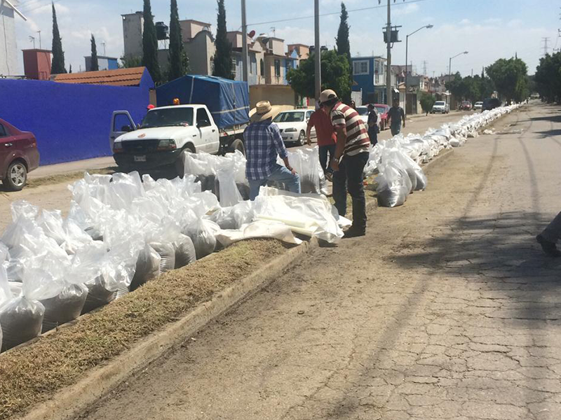 Instaló OPERAGUA costales para evitar inundaciones en viviendas de Cofradía